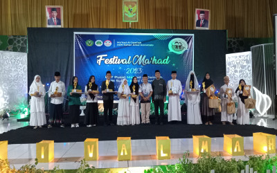 Ukir Prestasi, 2 Santriwati MA Alkhairaat Kota Raih Juara Pidato Bahasa Asing Pada Festival Ma'had 2023